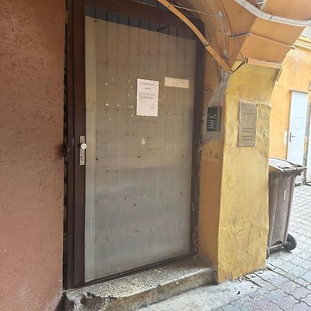 A Private Room In City Center In Братислава Экстерьер фото