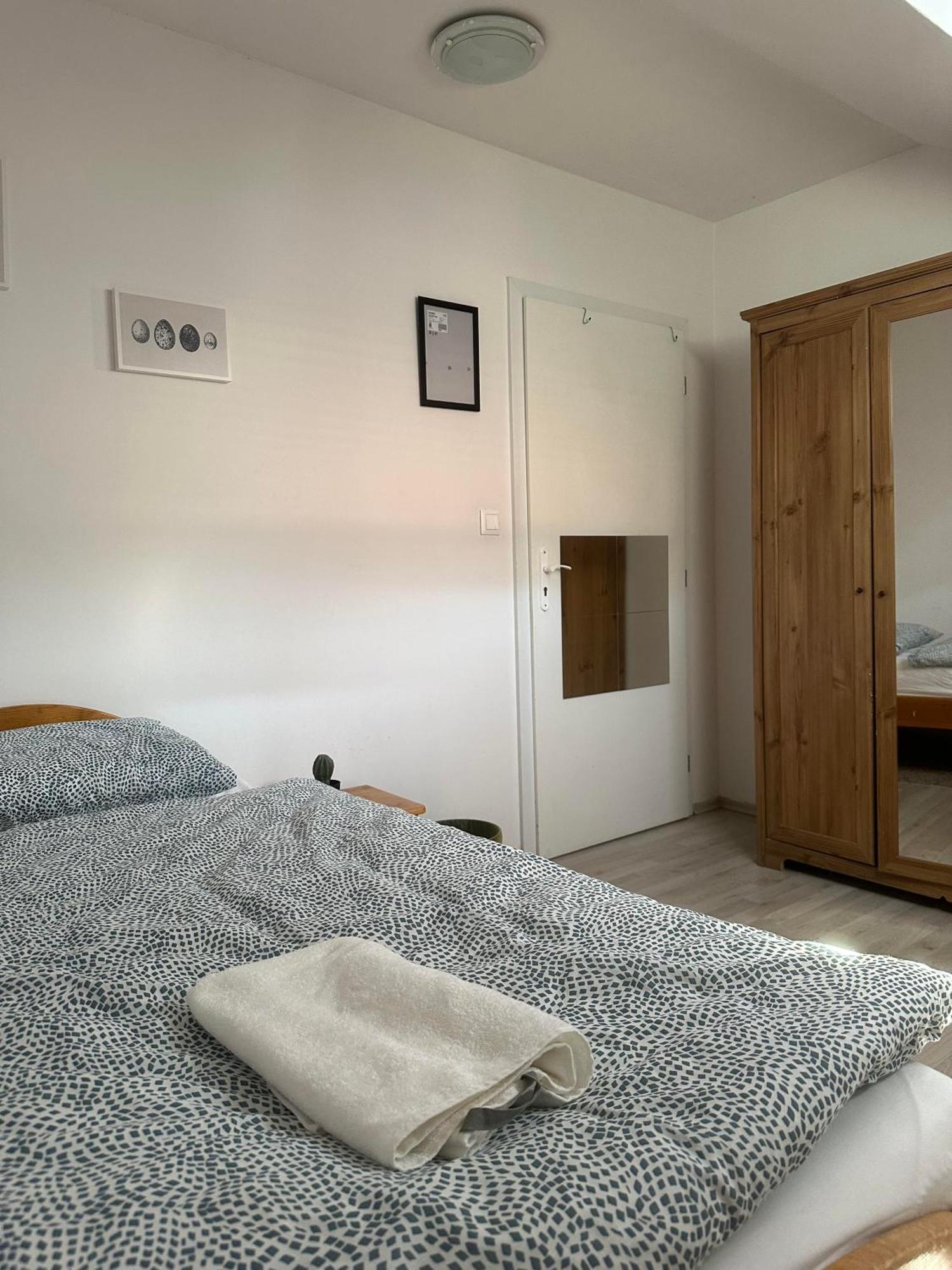 A Private Room In City Center In Братислава Экстерьер фото