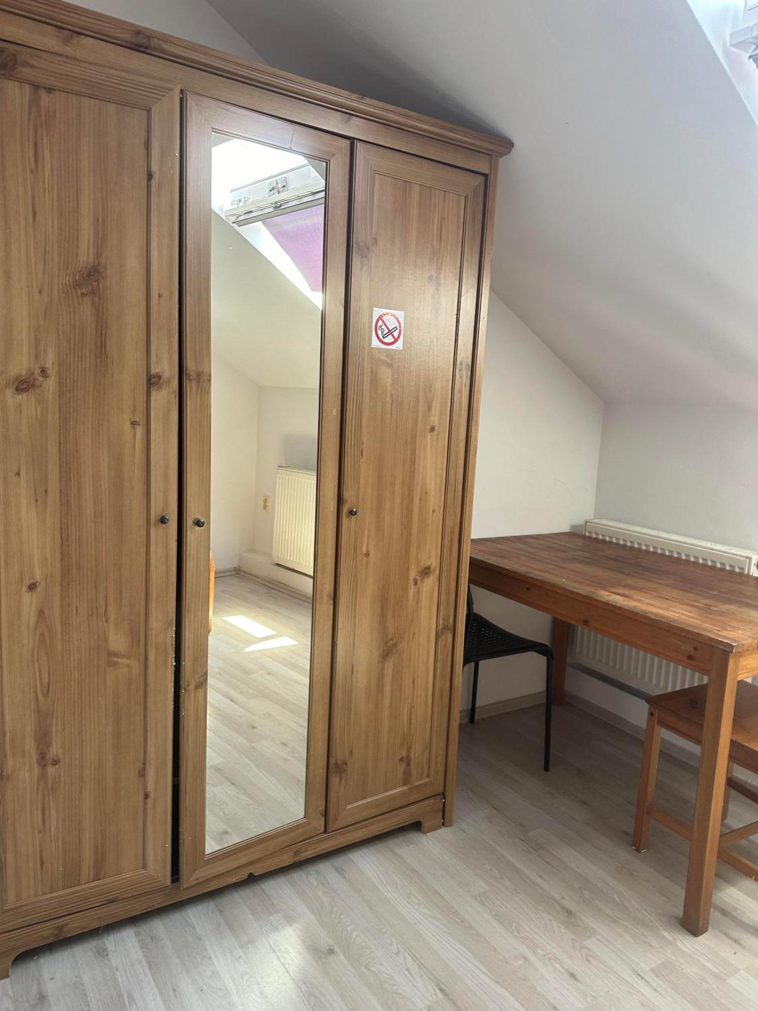 A Private Room In City Center In Братислава Экстерьер фото